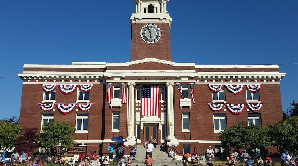 The beautiful court house and clock tower chimes each day.