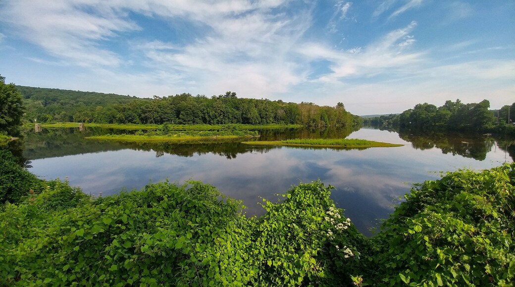 The Farmington river is perfect for kayaking and SUP, but before the paddlers get out, the still waters reflect the sky perfectly from this vantage on Bridge Street #Aquatrove