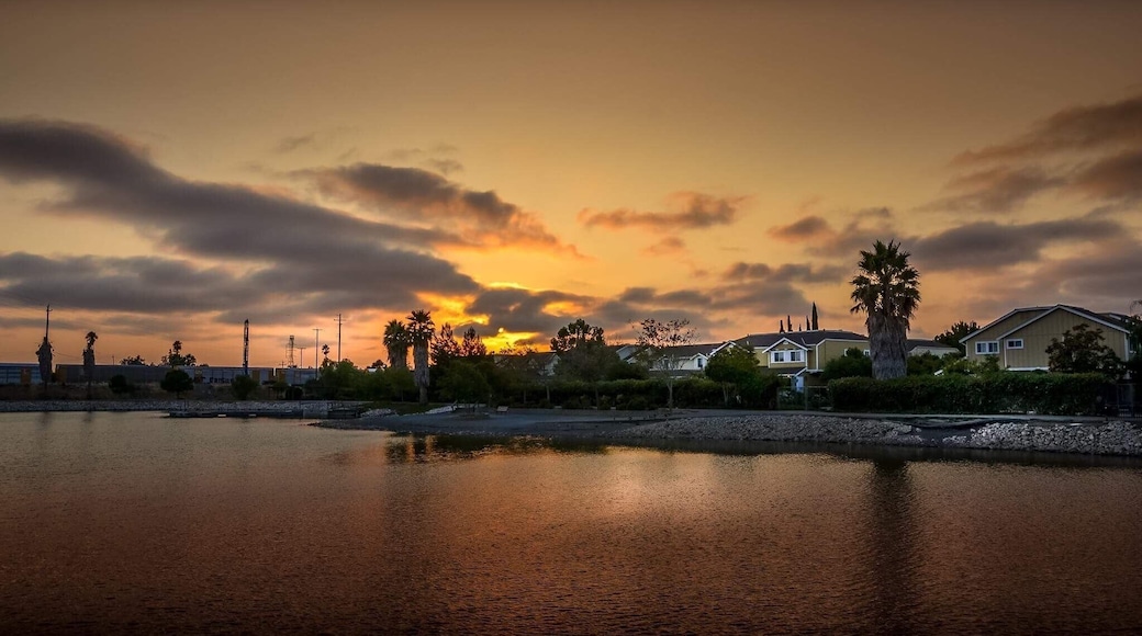 A small park perfect for jogging around the lake. It's hidden as there is only one entry between two townhouses. The sunset is perfect from here.