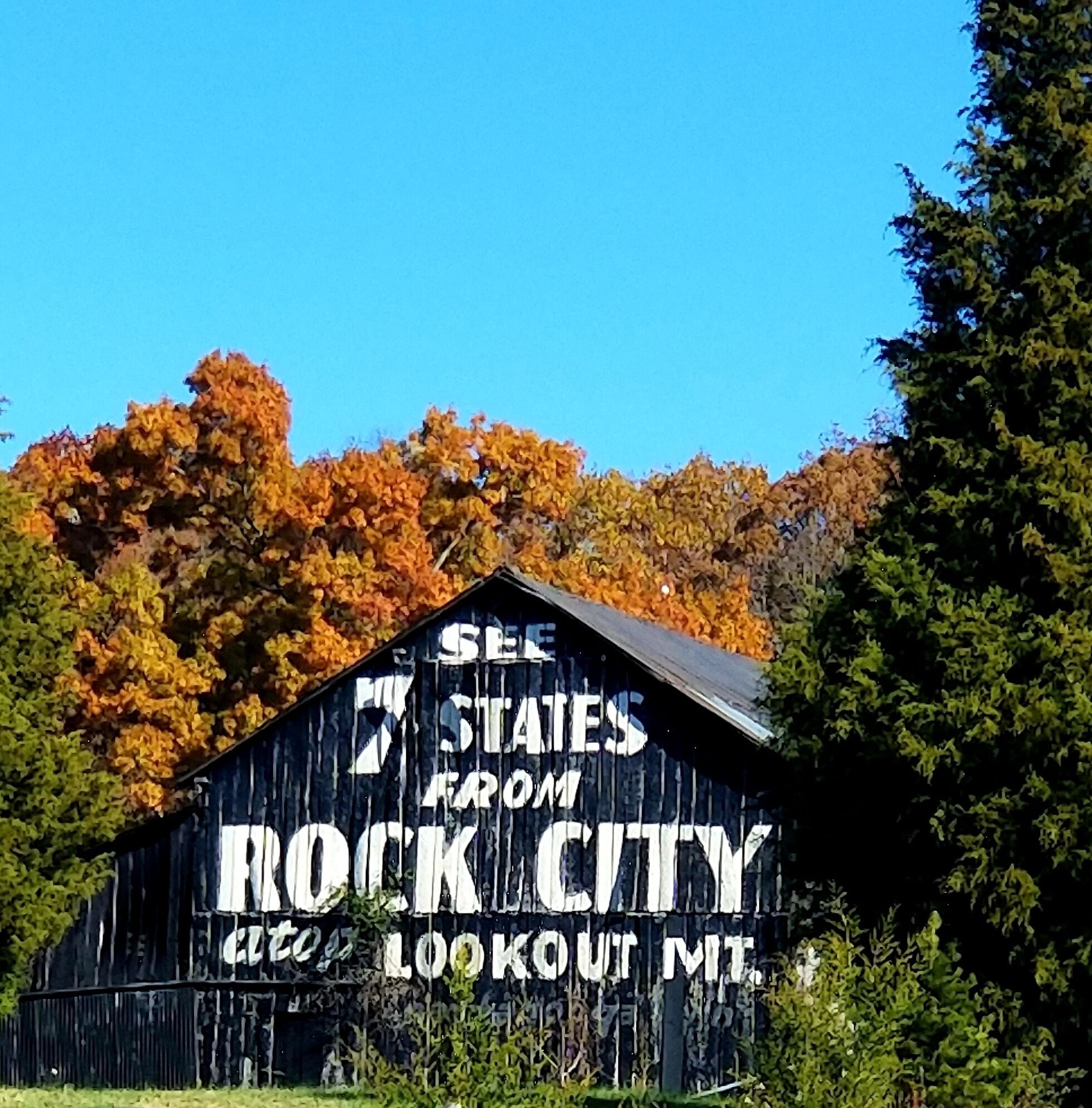 Love seeing these icionic Rock City barns