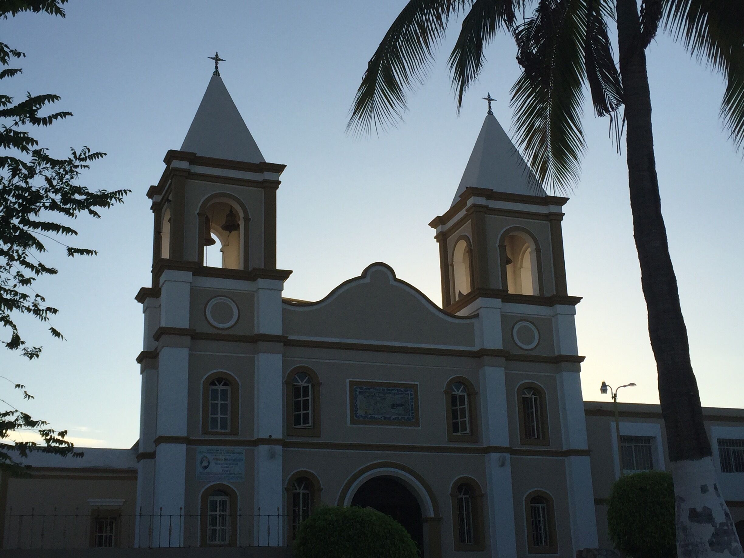 La iglesia is built upon the original mission that was built in April 1730, and is situated on the town square of San Jose del Cabo on land that was donated by Marquess of Villa Puente. The mission was briefly relocated to the town of La Playa but was moved back after a particularly bad mosquito infestation. 