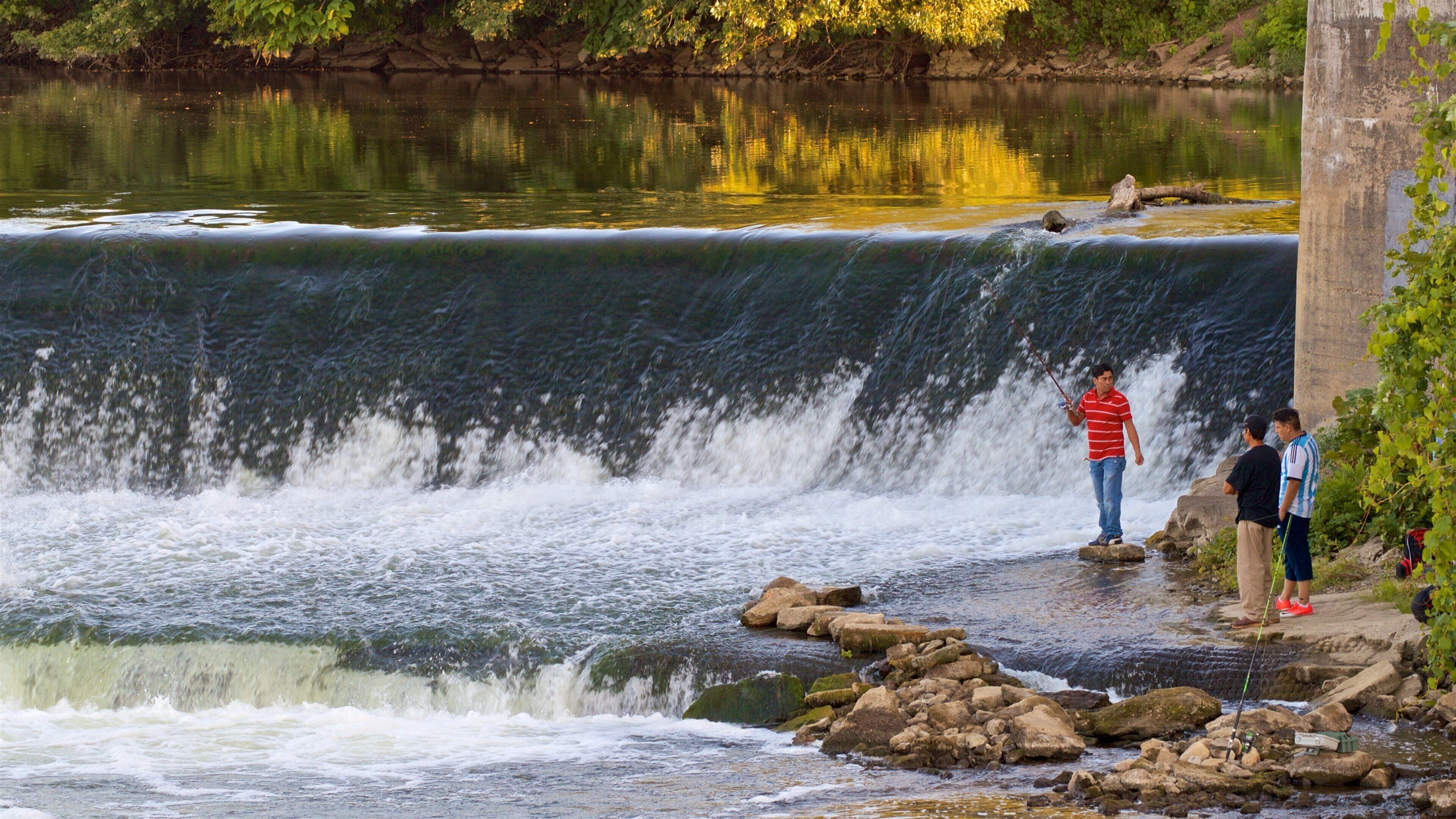 Mishawaka mostrando un río o arroyo y también un pequeño grupo de personas