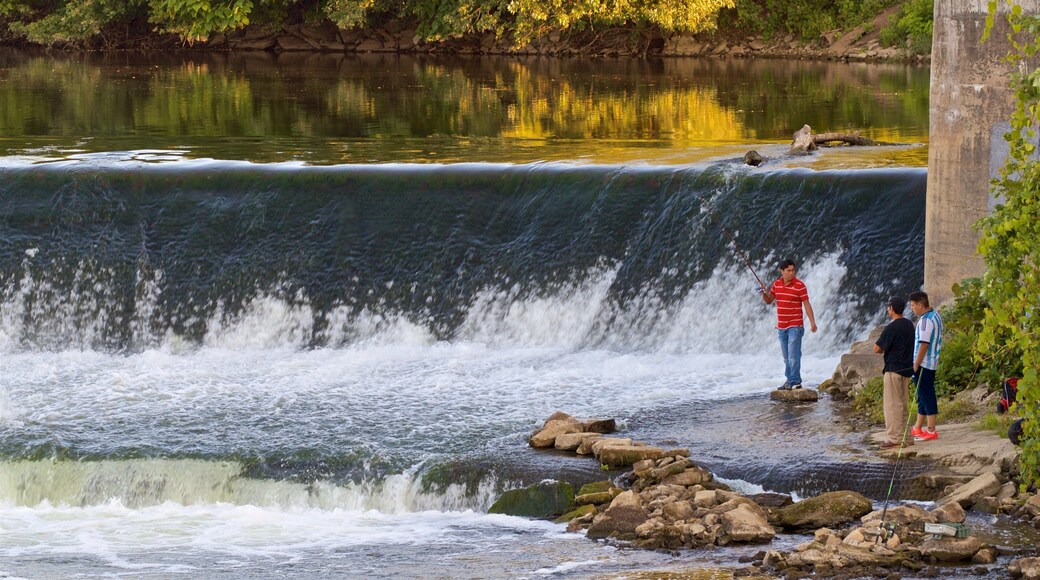 Mishawaka mostrando un río o arroyo y también un pequeño grupo de personas