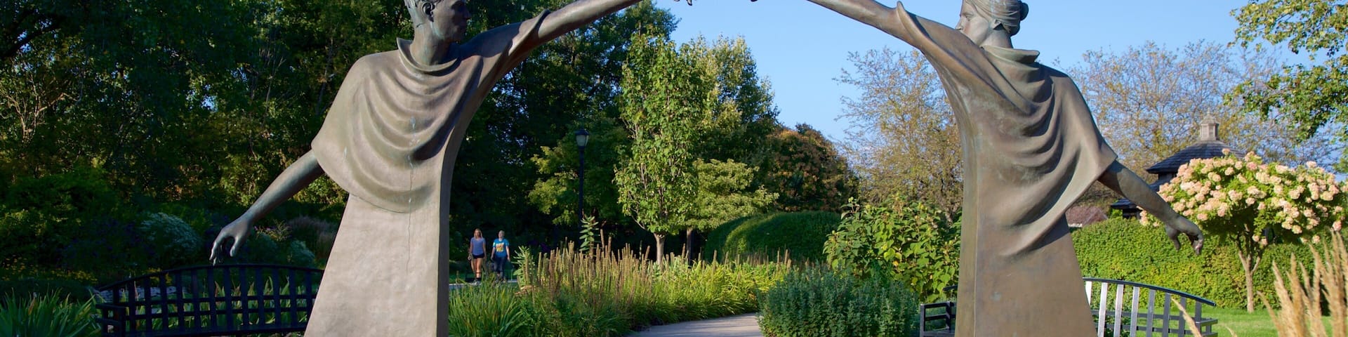 Mishawaka mit einem Outdoor-Kunst, Statue oder Skulptur und Garten