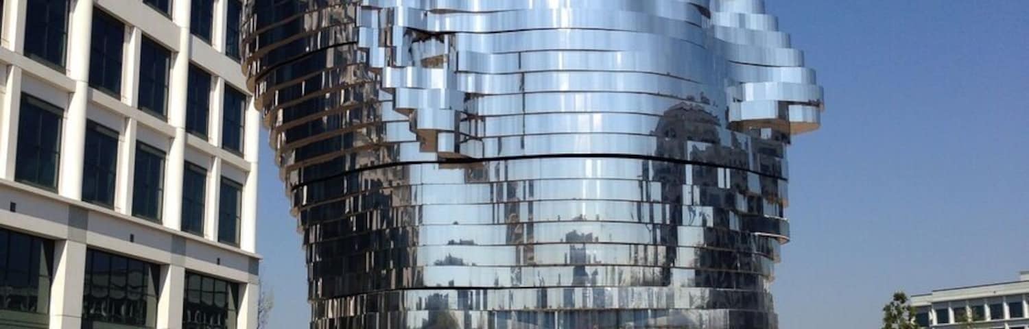 Another view of Metalmorphosis :) normally the water squirts from its mouth and the he'd spins around in layers but the fountain wasn't working today. Still pretty impressive!