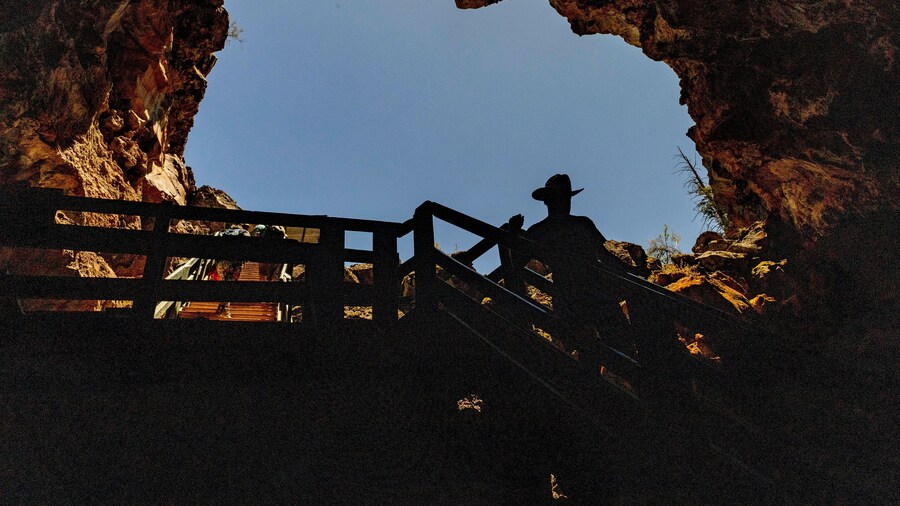 Cova de Gel i Volcà Bandera