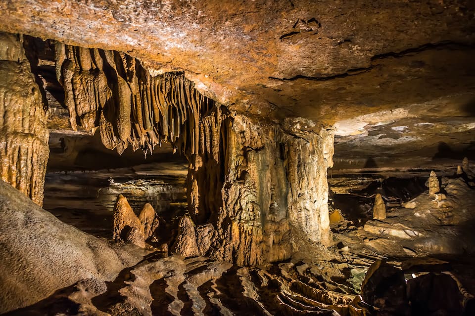 Una cueva con estalactitas y estalagmitas.