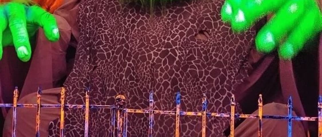 18 hole indoor putt putt. Designed really well. Arcade ain't much to brag about though.