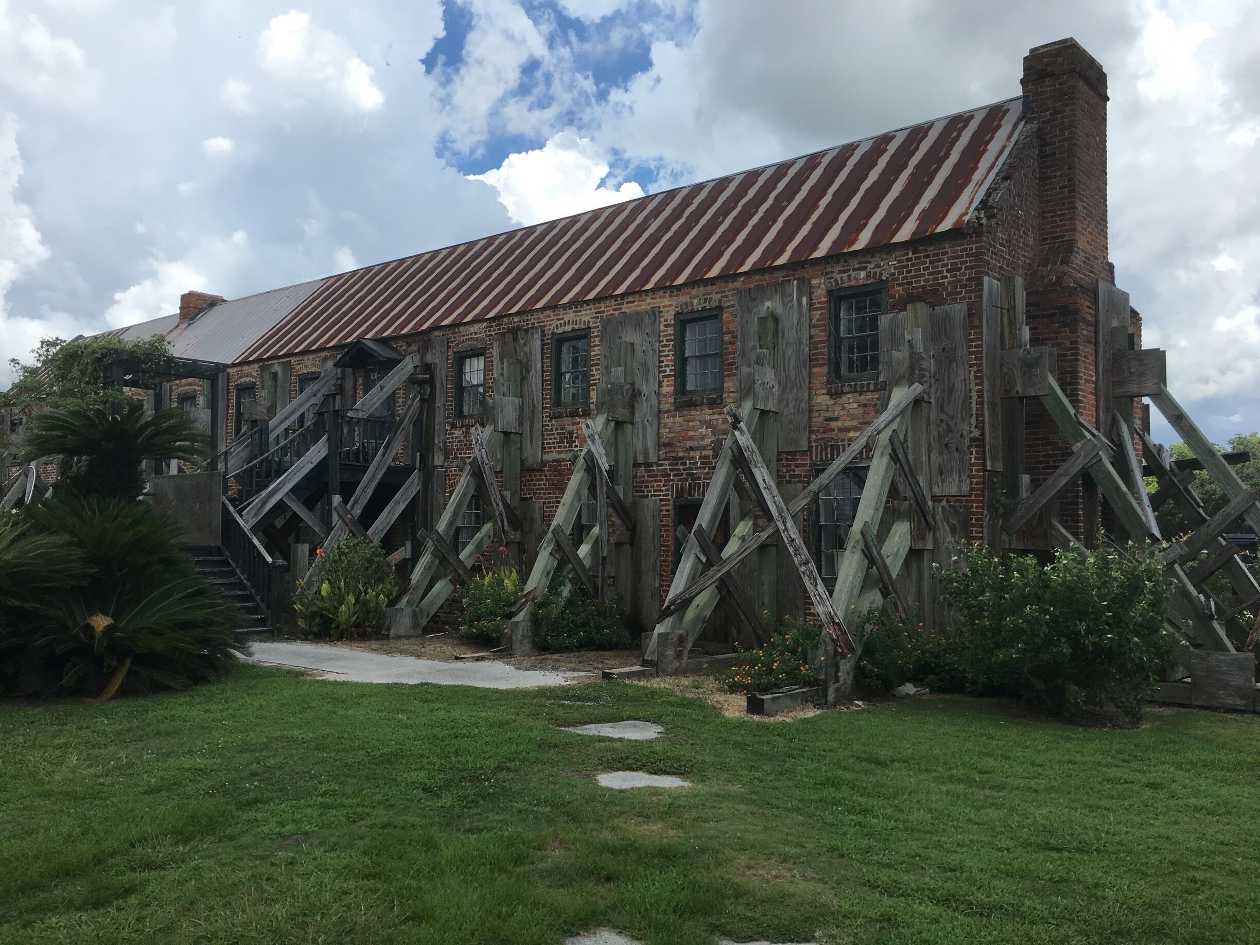 One of America's oldest working plantations,continually growing crops for over 320 years. Situated near Charleston South Carolina, and listed on the National Register of Historical Houses.Boone Hall Plantation has been open to the public since 1956.
The McRae Family purchased the plantation in 1955 and it was Mrs. McRae who furnished the house with antiques and began giving tours. Today, the McRae Family still owns the property, and they continue to make improvements to the plantation so that visitors can experience what plantation life was like.