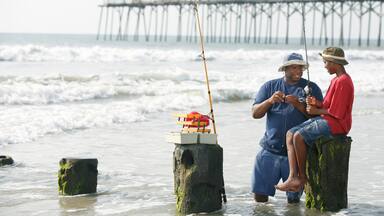 Carolina Beach showing fishing as well as a family