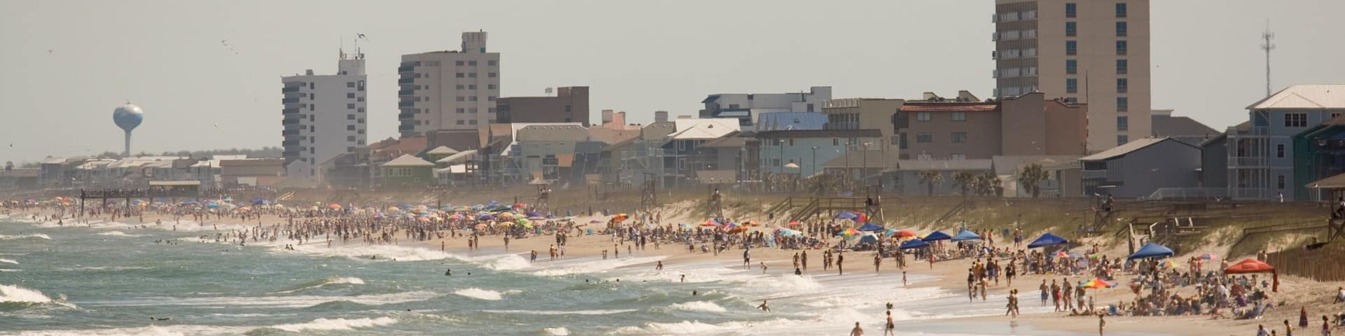 Carolina Beach presenterar en kuststad, surfing och en strand