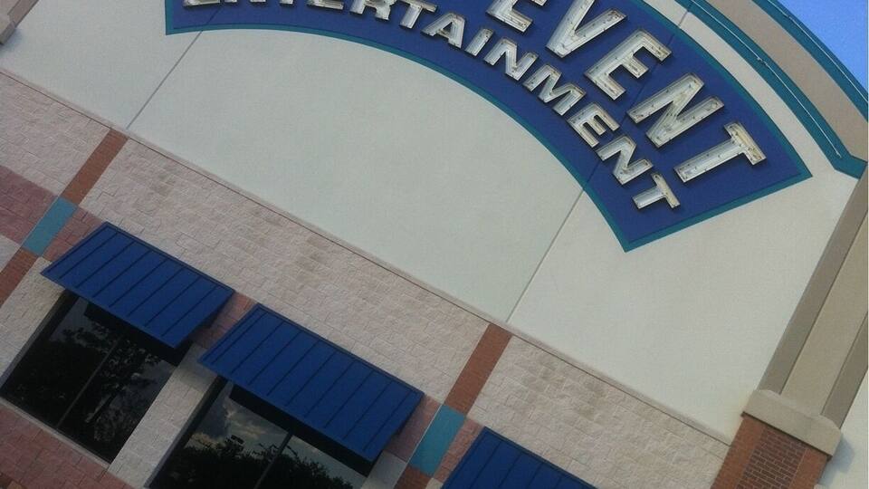 A building with a sign that reads "MAIN EVENT ENTERTAINMENT".