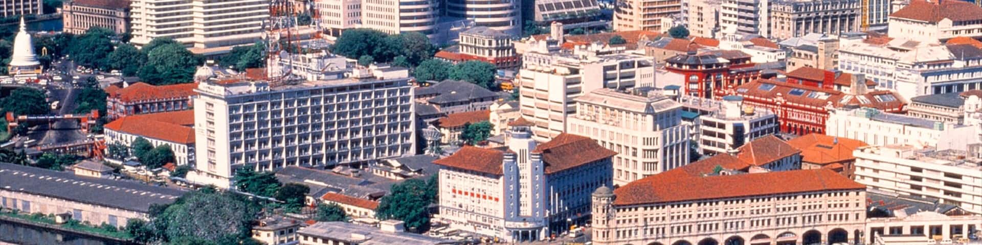 Colombo mostrando un rascacielos, una ciudad y vista general a la costa