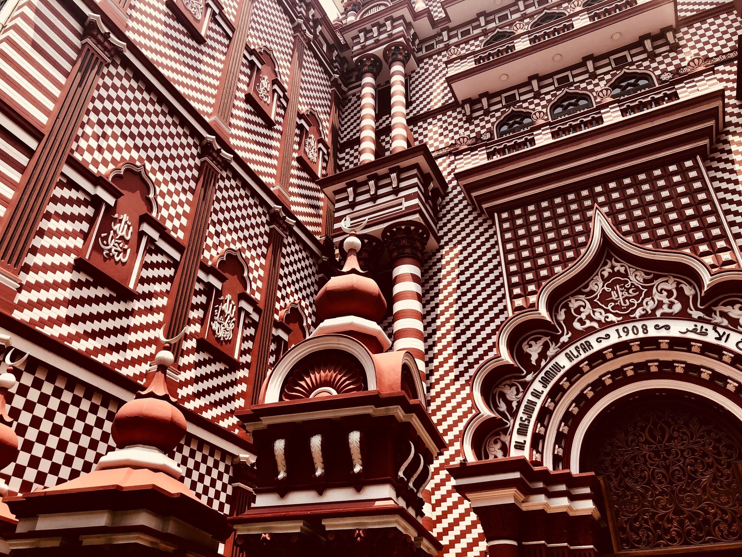 Such a stunning mosque. Definitely worth looking for while in Colombo. 