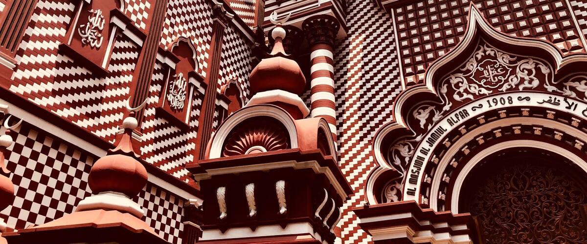 Such a stunning mosque. Definitely worth looking for while in Colombo.