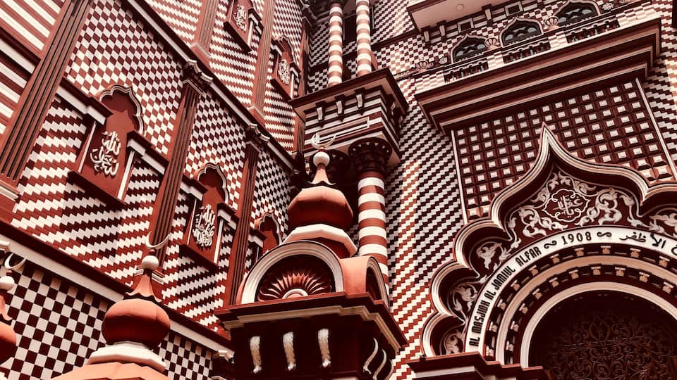 Such a stunning mosque. Definitely worth looking for while in Colombo.