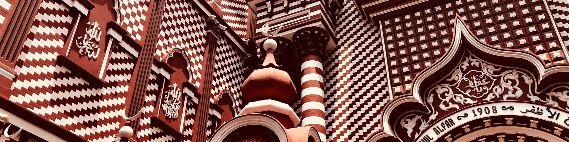 Such a stunning mosque. Definitely worth looking for while in Colombo.