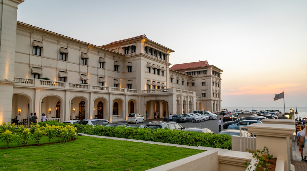 Colombo showing heritage elements and a sunset
