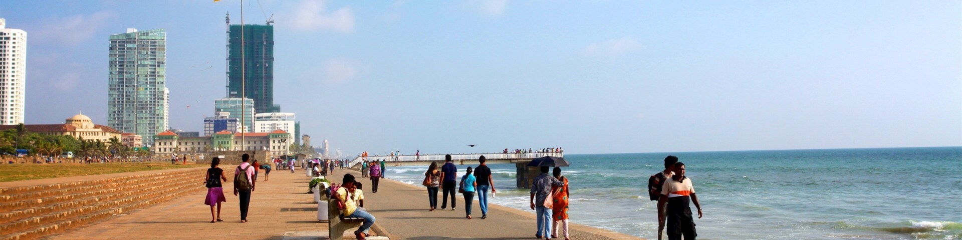 Colombo mostrando uma cidade litorânea e paisagens litorâneas assim como um grande grupo de pessoas