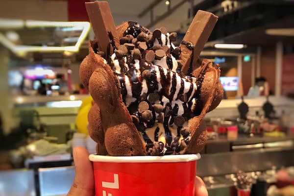 Hong Kong Waffles now available at One Galle Face Mall, WAFL Sri Lanka doing a great job and glad to see more and more foreign brands opening up in the Mall. Located LG at One Galle Face
In the picture is a Nutella and KitKat Waffle which was priced at 1180/- LKR
#trover #whatshot #foodies #troverfoodies #waffles #eeeeats