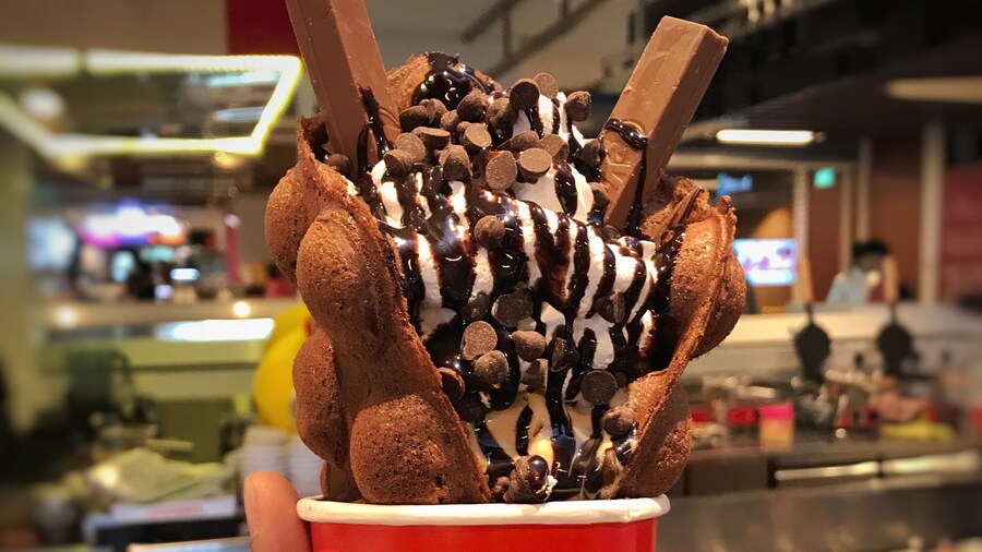 Hong Kong Waffles now available at One Galle Face Mall, WAFL Sri Lanka doing a great job and glad to see more and more foreign brands opening up in the Mall. Located LG at One Galle Face
In the picture is a Nutella and KitKat Waffle which was priced at 1180/- LKR
#trover #whatshot #foodies #troverfoodies #waffles #eeeeats
