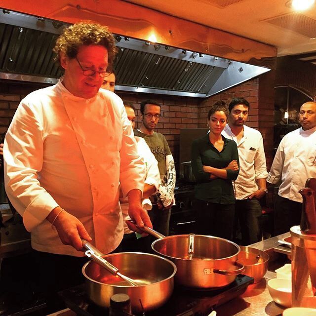 @marcopierrewhit is an incredibly inspiring chef. I spent the morning listening to him talk about his life his craft and his experiences over the years and share his wisdom with fellow chefs. Then I had the pleasure of watching him in action as he chatted and cooked ❤️🍴 #MPWithCinnamon #thetinytaster #tinyloveslanka #CinnamonHotels #yesmarco #inspired