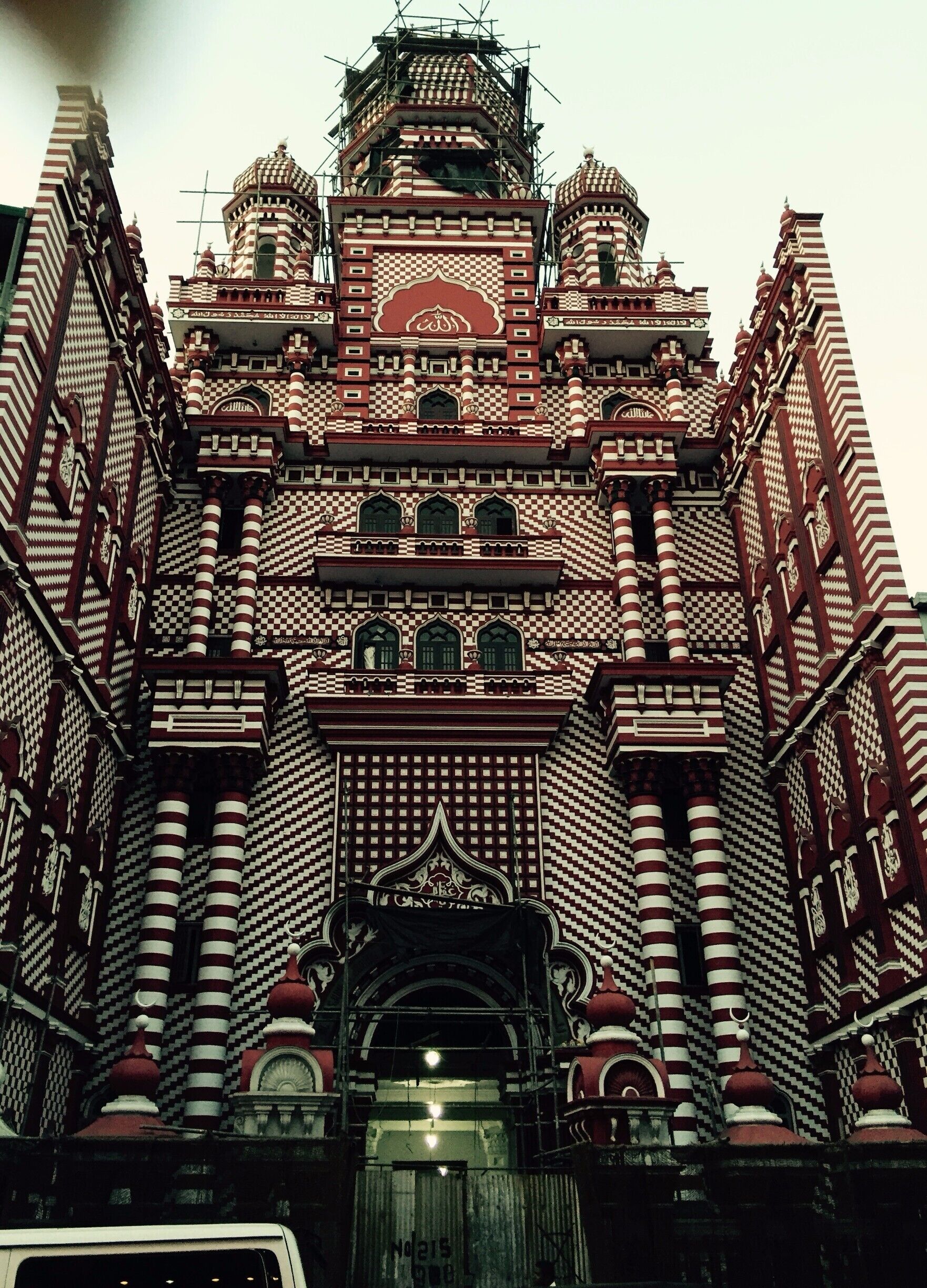 Located in the most busiest ares in Colombo, this Mosque doesn't fail to capture your attention and get one into thinking about its historic values from 1909.
This spot has been one Colombo's tourist attractions.
#StunningStructures #Fort #Colombo #SriLanka #RedMosque #History #Architecture 