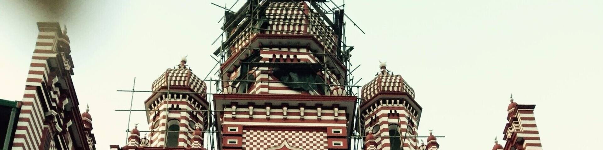 Located in the most busiest ares in Colombo, this Mosque doesn't fail to capture your attention and get one into thinking about its historic values from 1909.
This spot has been one Colombo's tourist attractions.
#StunningStructures #Fort #Colombo #SriLanka #RedMosque #History #Architecture
