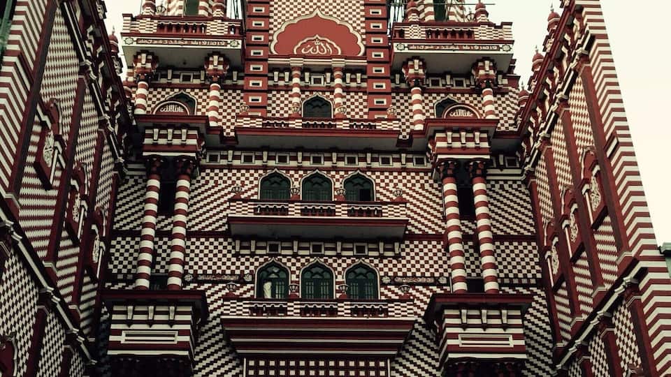 Located in the most busiest ares in Colombo, this Mosque doesn't fail to capture your attention and get one into thinking about its historic values from 1909.
This spot has been one Colombo's tourist attractions.
#StunningStructures #Fort #Colombo #SriLanka #RedMosque #History #Architecture