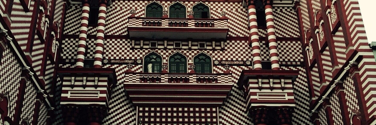 Located in the most busiest ares in Colombo, this Mosque doesn't fail to capture your attention and get one into thinking about its historic values from 1909.
This spot has been one Colombo's tourist attractions.
#StunningStructures #Fort #Colombo #SriLanka #RedMosque #History #Architecture
