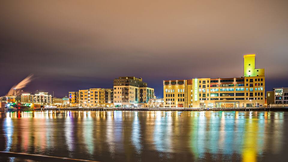 green bay wisconsin city skyline at night