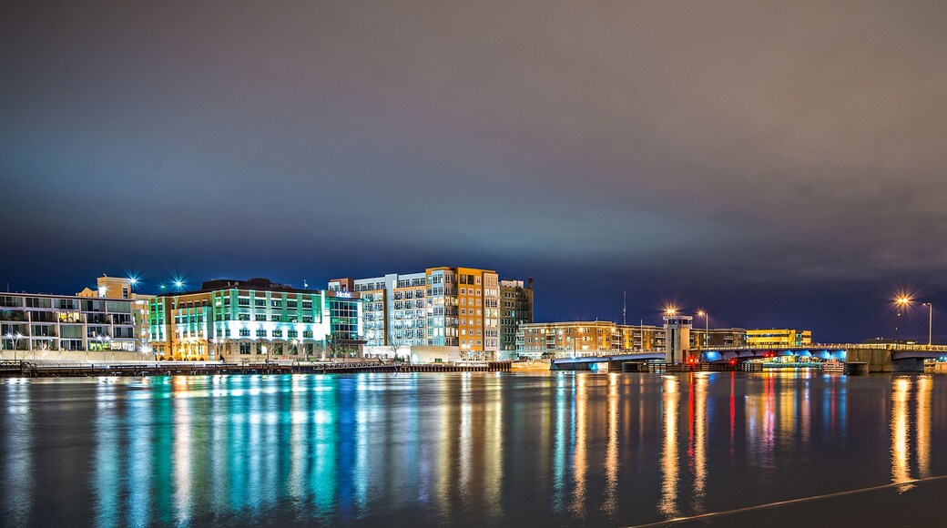 green bay wisconsin city skyline at night