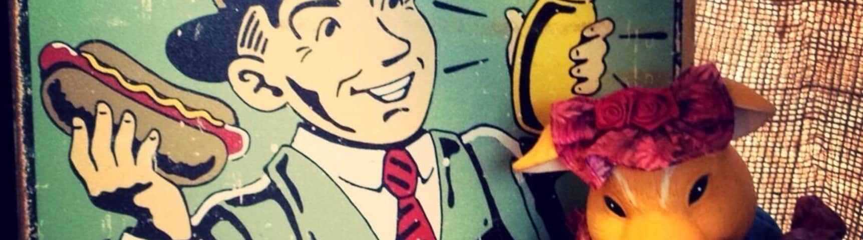 Practice safe lunch; use condiments!
BBQ joint next to a small airfield. Cool spot to hang out on the patio picnic benches when the weather is nice.