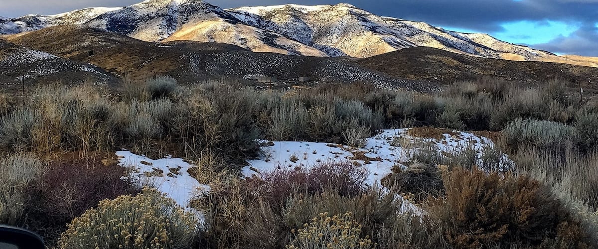 Early morning Colours along the mountain desert of Nevada
#takeahike #mountains