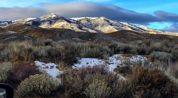 Early morning Colours along the mountain desert of Nevada
#takeahike #mountains