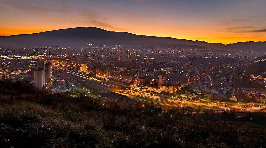 Maribor is second biggest slovenian city. In the background we can see pohorje hills where every year golden fox event takes place.
#BvsCities #maribor #slovenia #golden