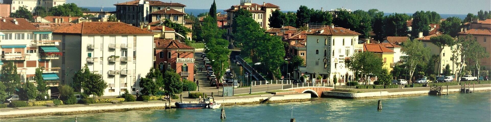 #LifeatExpedia
#Waterlust
#GoldenHour
#TroveOn
#Architecture
#Blue