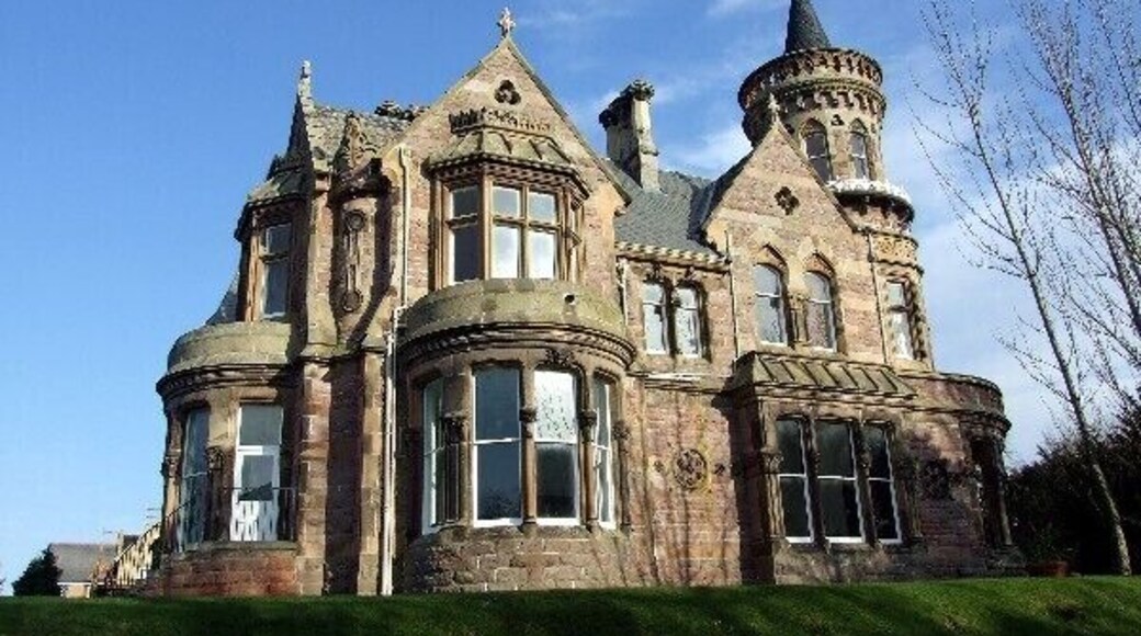 Kingston House Originally known as Craigend Park, and for a time Kingston Clinic, this country house has now been subdivided into luxury flats and low-rise blocks of private flats have been built in the grounds. The house was designed by Pilkington & Bell for the tailor William Christie and built 1867-9. Described as 'Ruskian Gothic' in "The Buildings of Scotland: Edinburgh" (ie 'Pevsner').