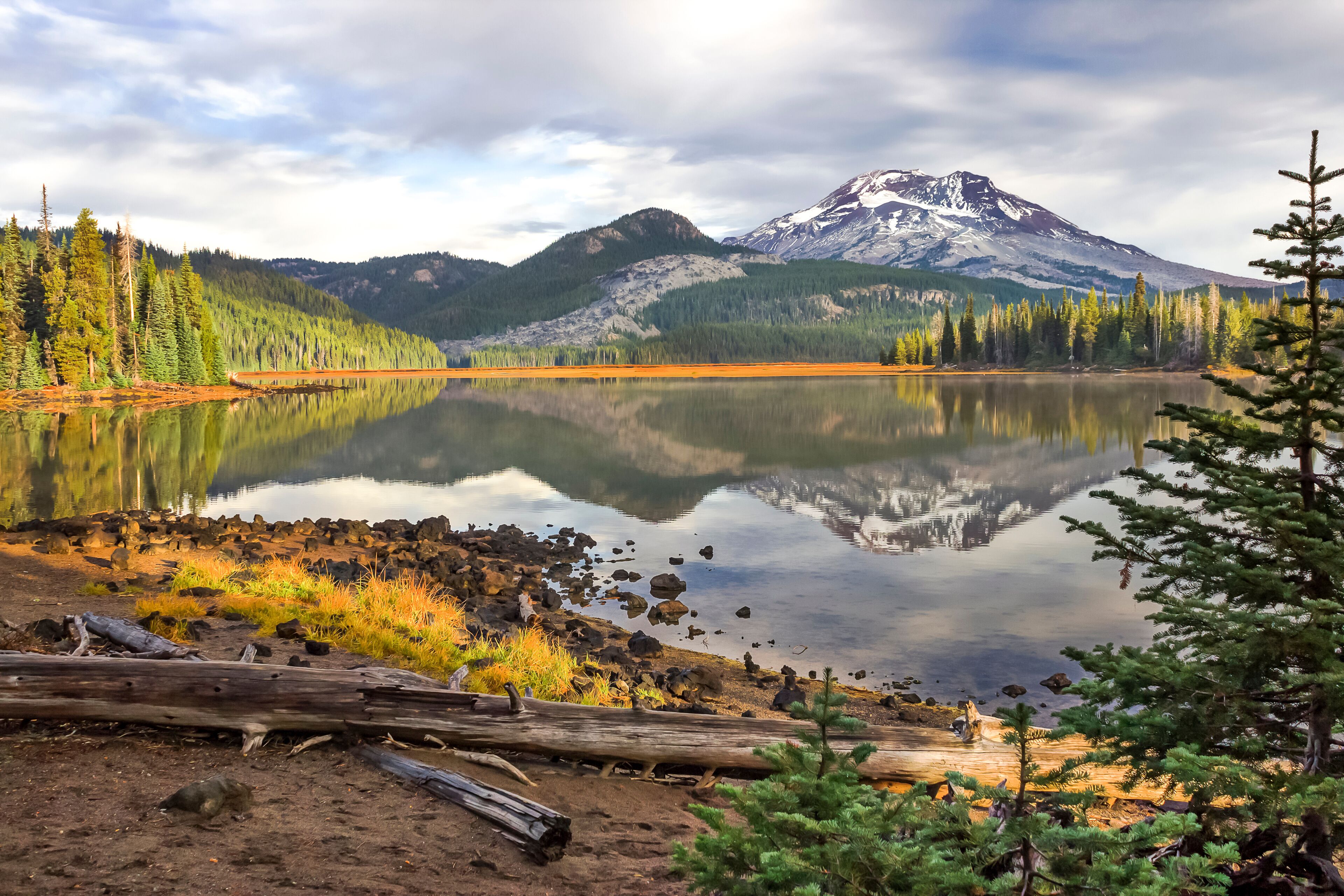Beautiful autumn landscape of South Sister Mount and Sparks Lake in Oregon Cascades 