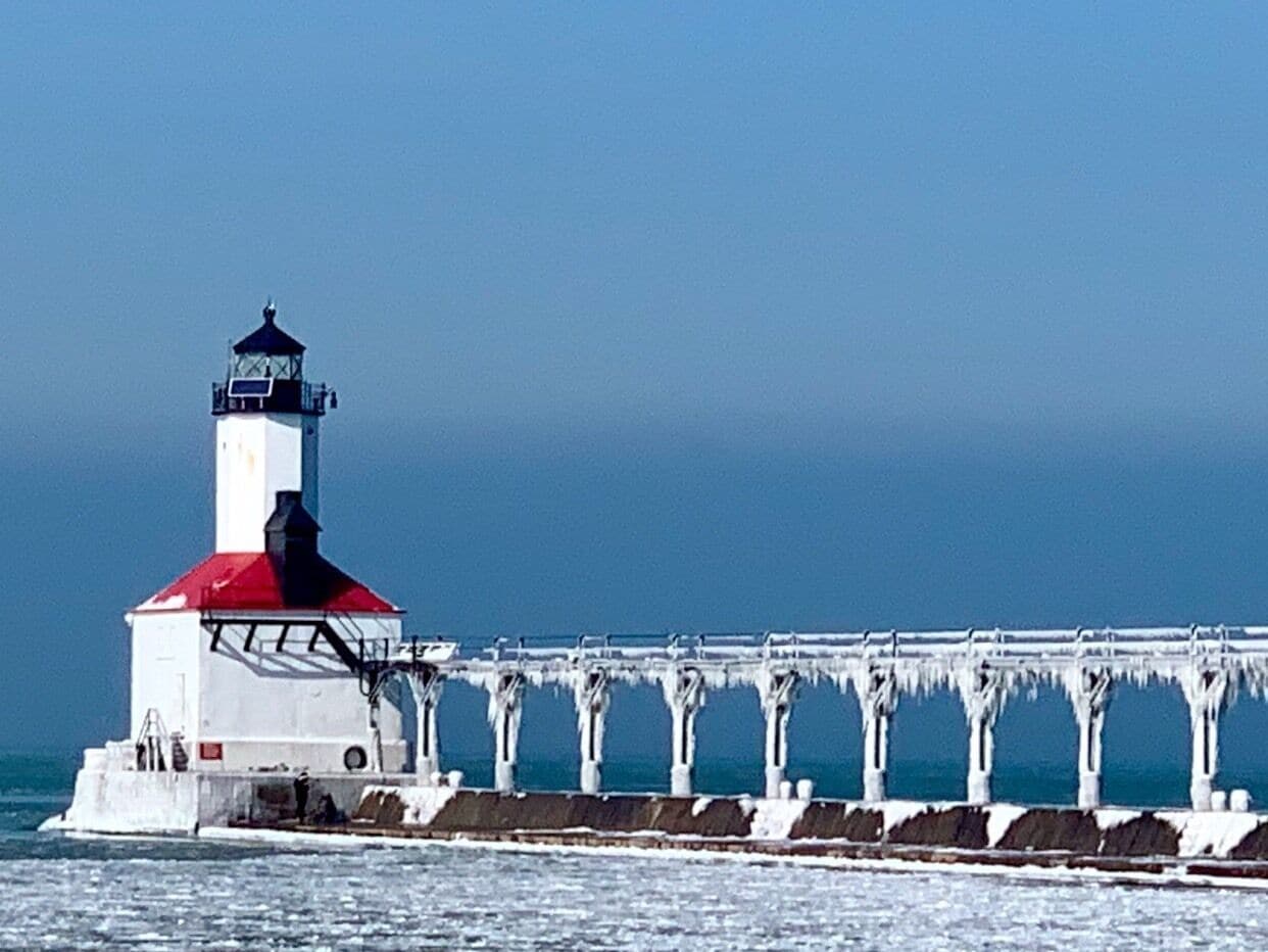 Icy views
#lakemichigan #lighthouse