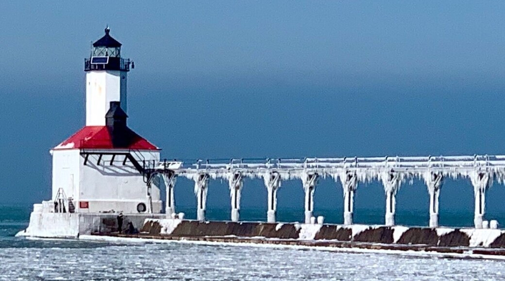 Icy views
#lakemichigan #lighthouse