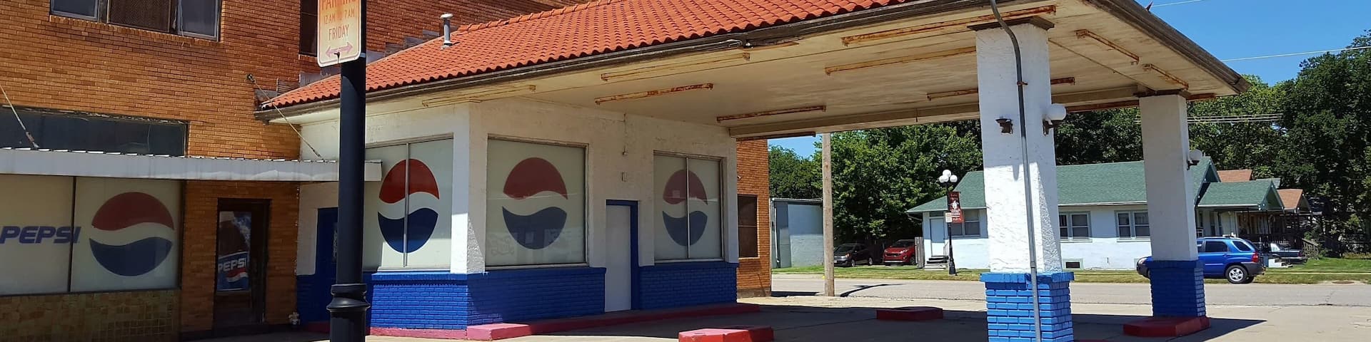 It was our 2016 Bucket List trip to the west coast and the southwestern United States. I've decided to post (for the first time) some photo's from that trip. Marysville, Kansas was a wonderful small town America type place with a lot of old architecture. This place definitely caught my eye with it's bright colors and beautiful tile roof.
#Pepsi #tile #corner #building #station #colorful #bluesky #travel #roadtrip #America #urbex #Kansas