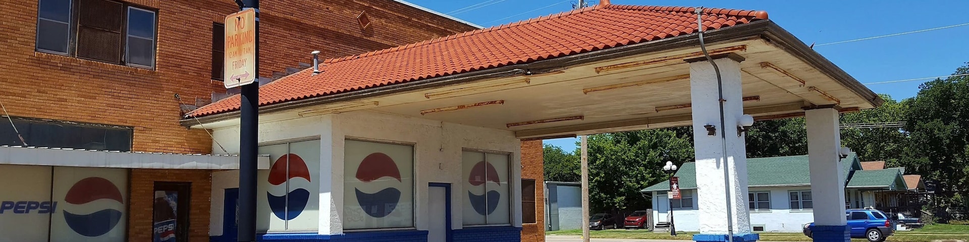 It was our 2016 Bucket List trip to the west coast and the southwestern United States. I've decided to post (for the first time) some photo's from that trip. Marysville, Kansas was a wonderful small town America type place with a lot of old architecture. This place definitely caught my eye with it's bright colors and beautiful tile roof.
#Pepsi #tile #corner #building #station #colorful #bluesky #travel #roadtrip #America #urbex #Kansas