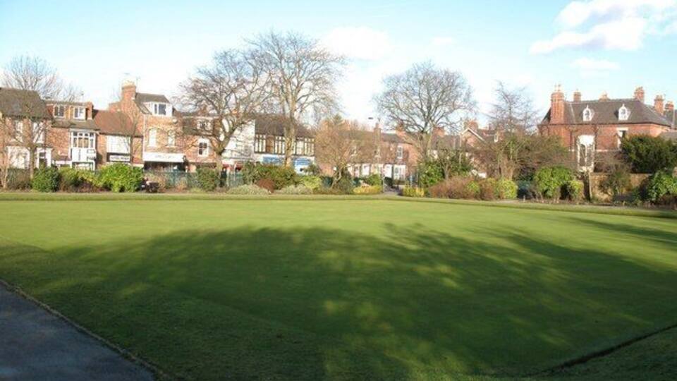 Glen Gardens, York Glen Gardens is a small, traditional park in the suburb of Heworth. It boasts two bowling greens, tennis courts and rose gardens, and appears to be relatively free of vandalism.