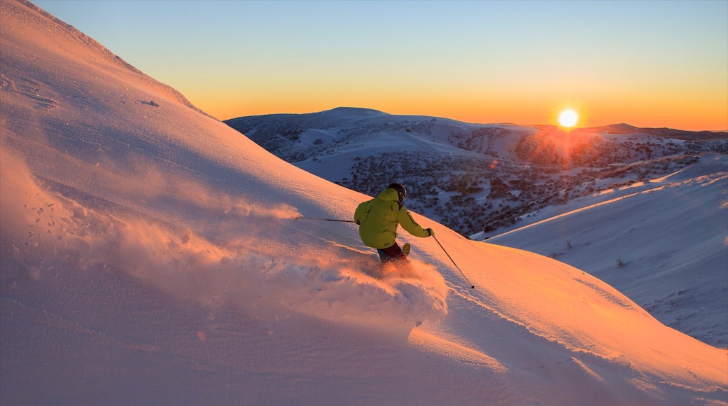 賀騰高地 设有 夕陽, 下雪 和 滑雪