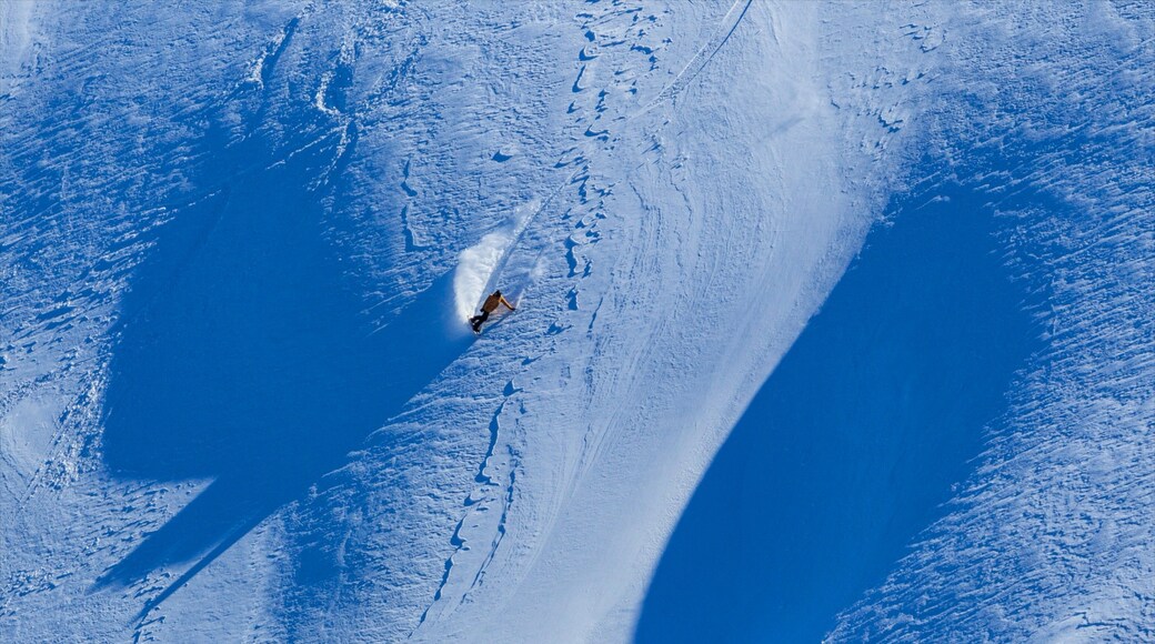 Hotham Heights showing snow and snowboarding