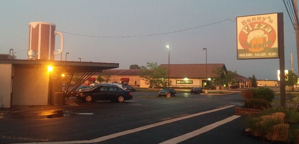 Benny's pizza in Marysville is a sprawling pizza joint with a dine in area, a huge outdoor patio with a live music stage and an entirely separate building and kitchen just for carry out orders. Benny's started out as a Frostop Root Beer Drive In. The giant root beer mug remains atop the roof of the original building. The neon lights and cool signage are long since gone. 