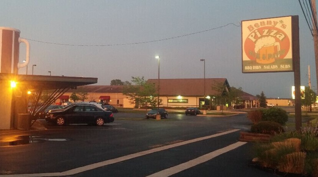 Benny's pizza in Marysville is a sprawling pizza joint with a dine in area, a huge outdoor patio with a live music stage and an entirely separate building and kitchen just for carry out orders. Benny's started out as a Frostop Root Beer Drive In. The giant root beer mug remains atop the roof of the original building. The neon lights and cool signage are long since gone.