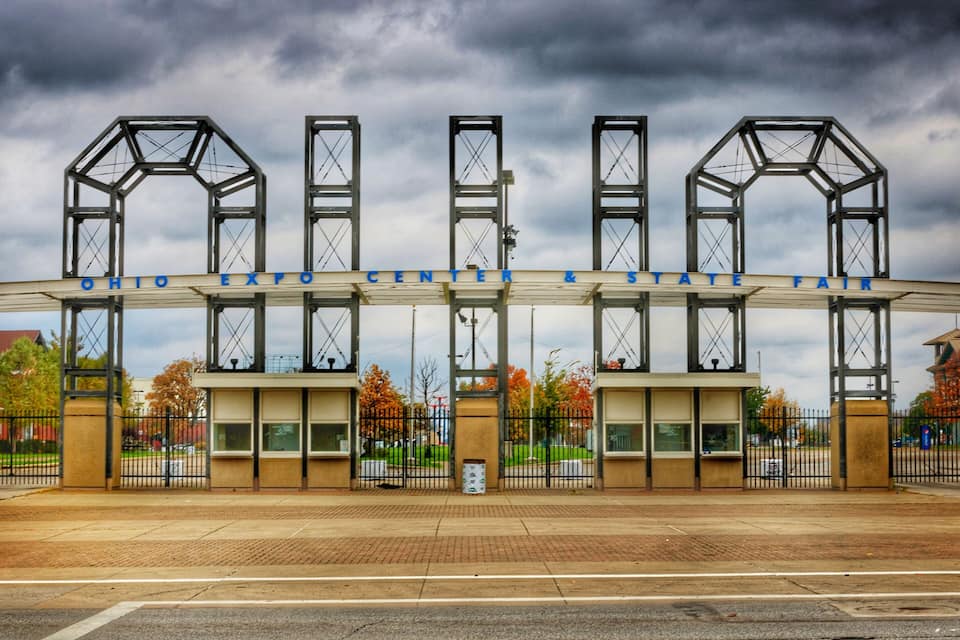 Uma grande estrutura metálica com a inscrição 'Ohio Expo Center & State Fair'.