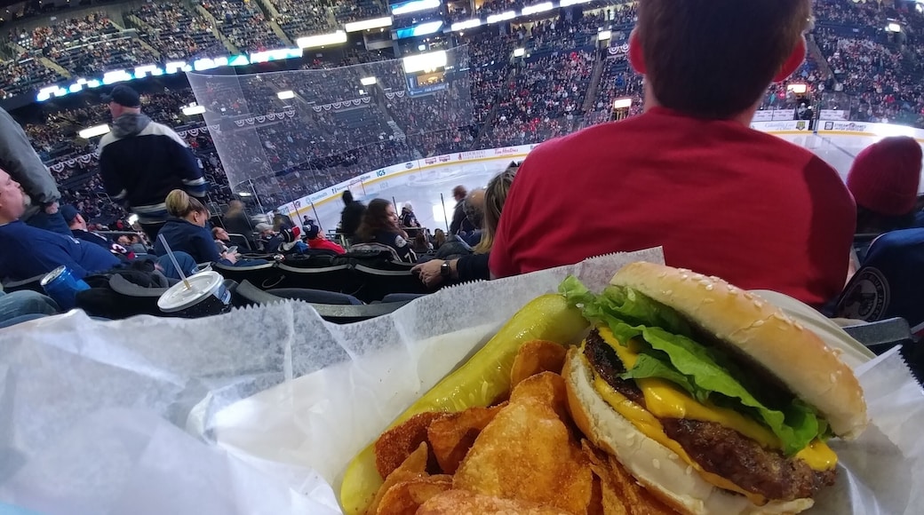 2018 burger no.4
Enjoying a double cheeseburger while watching the Columbus Blue Jackets defeat the Dallas Stars in an overtime shootout. #CBJ